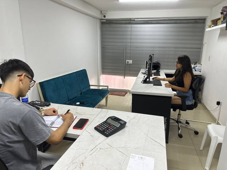 Patronuma iş ofisinde harika bir masaj yapıyorum ve sonra ona harika bir ev yapımı oral seks yapıyorum ve sonra onu sikiyorum