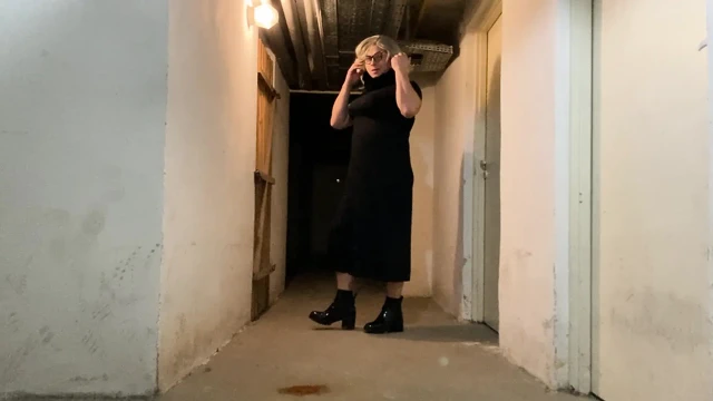 Bodrum katındaki trans ne istediğini gösteriyor