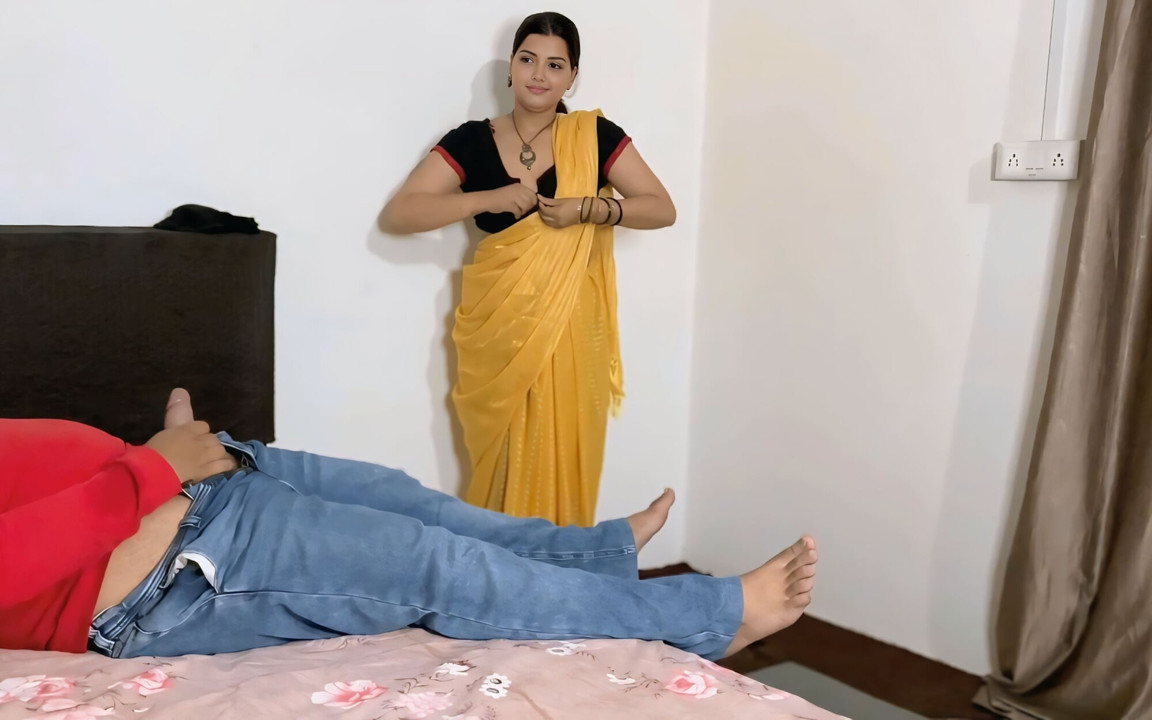 Hintli üvey anne üvey oğlunun penisine yağ masajı yapıyor. Saree ile