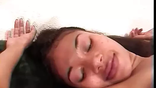 Küçük memeli zenci kadın gırtlağına kadar alıyor ve odasında kalın siyah yarağı alıyor