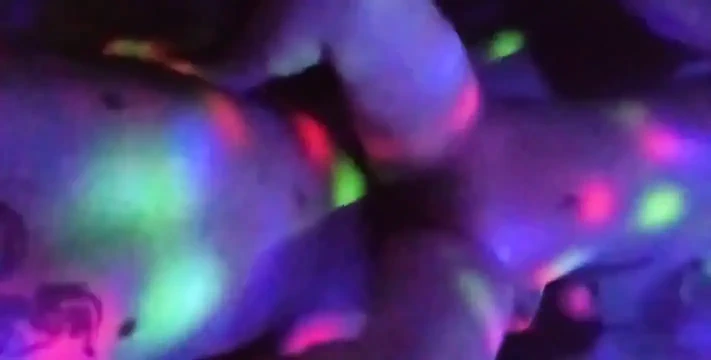 Çok renkli sikiş. Işık duşunun ortasında yarağımı sadakatsiz komadreme sokuyorum...