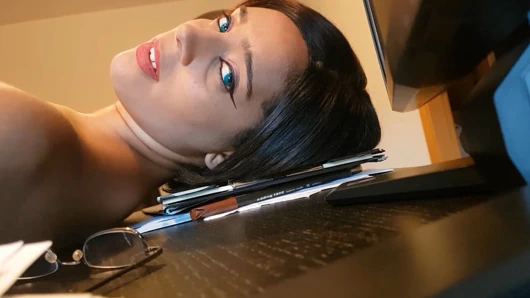 Azgın patronumu becermek zorundayım