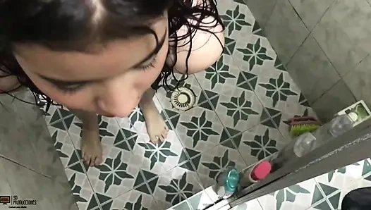 Ağzında büyük yaraklı minyon azgın sikildikten sonra mutlu - porno