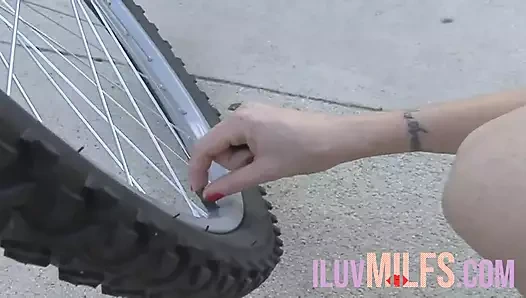 Dövmeli baskın kızıl saçlı itaatkar sarışını sikiyor