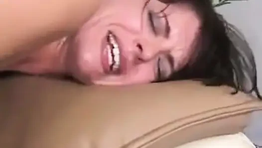 Sulu büyük götlü sürtük stüdyoda sert sikiliyor