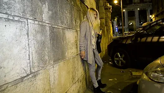 Bakış açısı seksi sarışın piliç için sidik ve sikiş