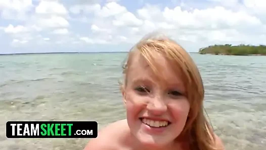 Bu kız berbat - azgın genç dışarıda horoz emmek ve yüzüne büyük boşalmak alır