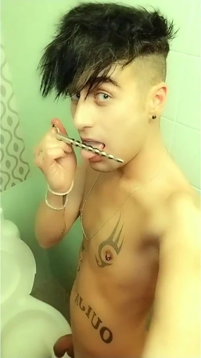 Twink üniversite banyosunda ses tüpünden işiyor - yarak sesi