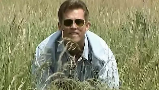 Almanya'dan seksi sarışın genç kız açık havada sıkı delikleriyle bir yarağı memnun ediyor