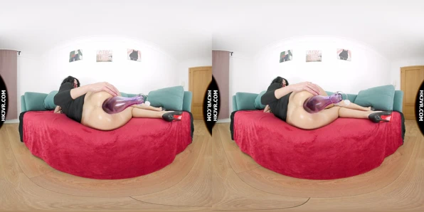 Hotkinkyjo götüne büyük mor şişe alıyor ve anal sarkma