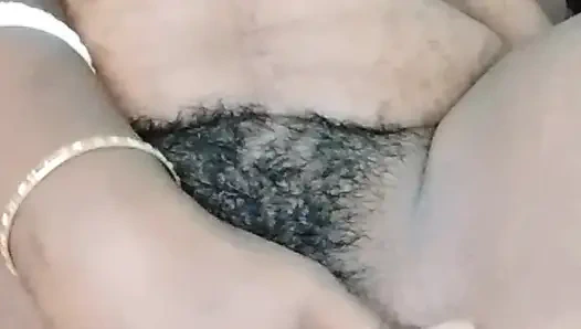 Hintli üvey anne tam nide pissy parmaklıyor ve memelerinde süt gösteriyor