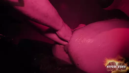 Ridick ağzı açık amını siktiriyor ve STUDFIST'te sarkık bir pisliğe sokuyor