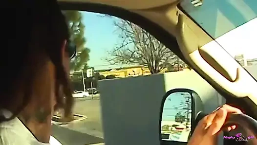 Büyük kasları çikolata amına her sert darbeyle dalgalıyor