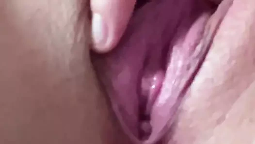 Klitorisle parmaklarımla mastürbasyon yapıyorum ve boşalıyorum