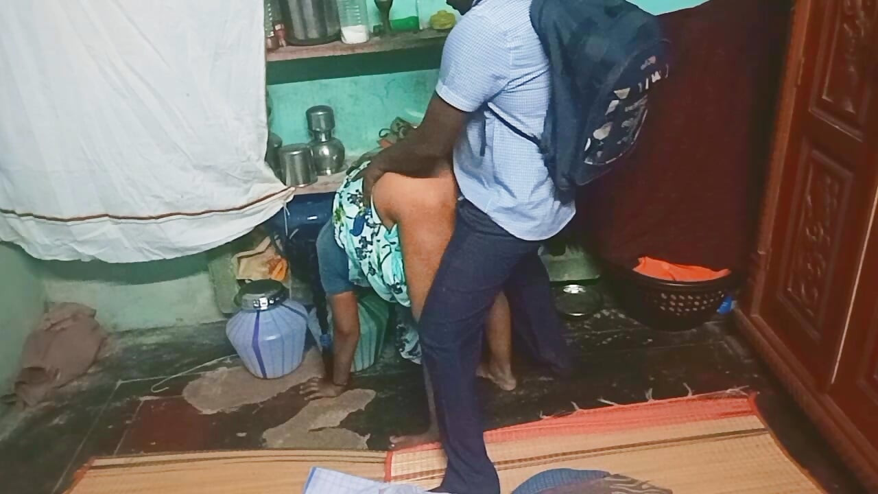 Hintli öğrenci ve tamil teyze seks yapıyor