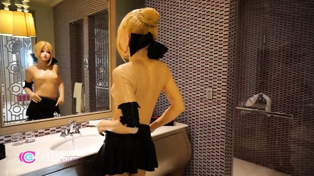 Cosplay kılıcı şehvet ve sırılsıklam ıslak kasık ile lateks hoşlanır