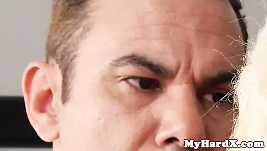 Genç gonzo güzellik darbeler ve sikikleri büyük erkek