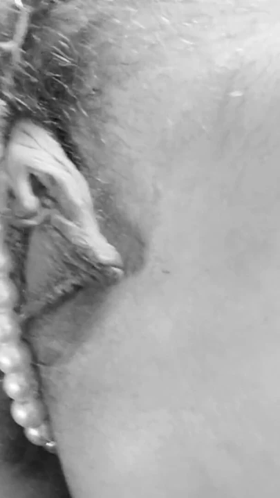 Benimle mastürbasyon yap bebeğim, munichgold, büyük memeler ve uzun labia, kıllı amcık ve inci ipinde büyük klitoris | Klip 1