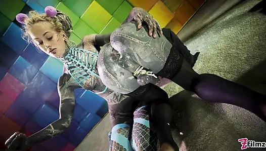 Büyük dövmeli trans Lily Lu anal yumrukla sikiliyor