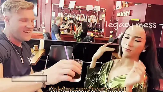 Seksi minyon büyük yarak Asyalı ladyboy barda büyük götlü porno yıldızıyla sikişiyor