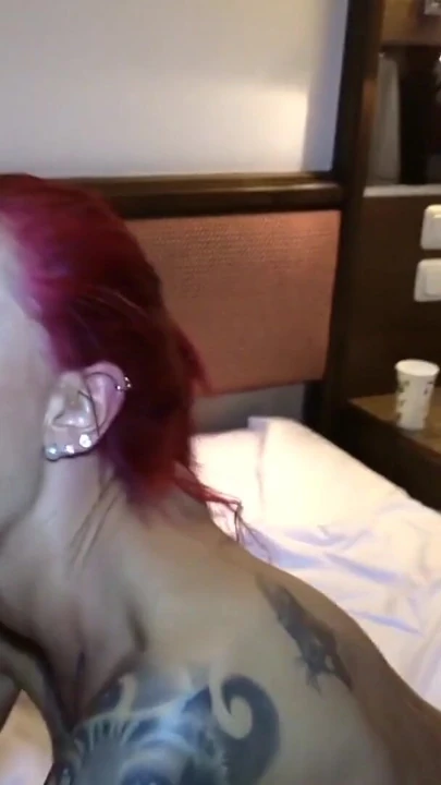 Hiçbir condom Creampie toplu tecavüz için Alman redhead genç fahişe | Klip 1