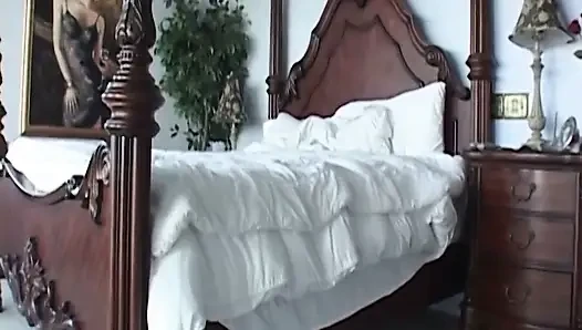 Tıraşsız amcık orgazm patlamasını bastırıncaya kadar parmaklıyor