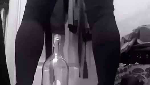 Büyük eşek karısı bir şarap şişesi sikikleri