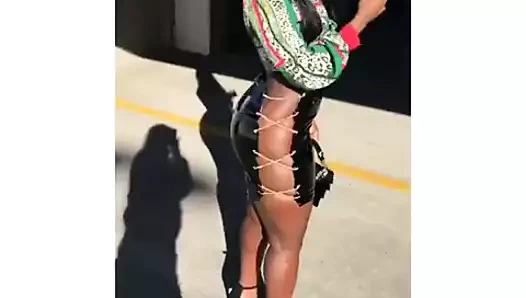 Sıcak abanoz kız içinde lateks kısa etek ve yüksek topuklu