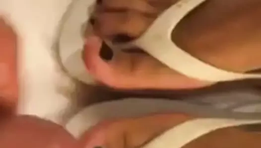 Footjob büyük cumshot