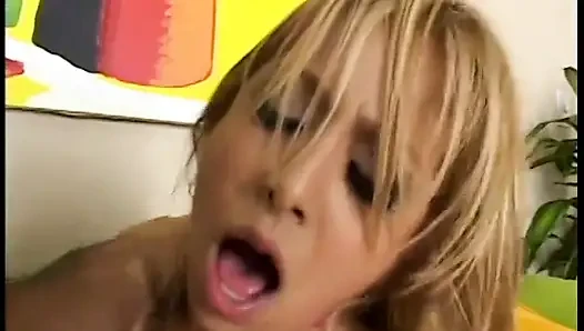 Azgın yaşlı adam kızların sıkı ıslak göt deliğine dildo kaydırıyor