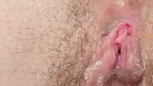 Laura götünü parmaklıyor