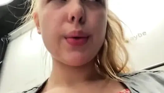 Public orgasm with jucielussie in the fitting room