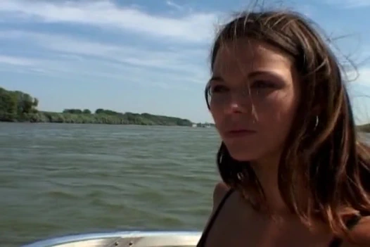 Yaramaz bir genç kız tatilde çifte sikiliyor