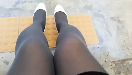 Gri külotlu çorap teaser 2 ile beyaz patent pompaları