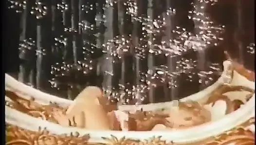 Bazı ateşli retro kızların dans edip kıyafetlerini çıkarlarını izleyin