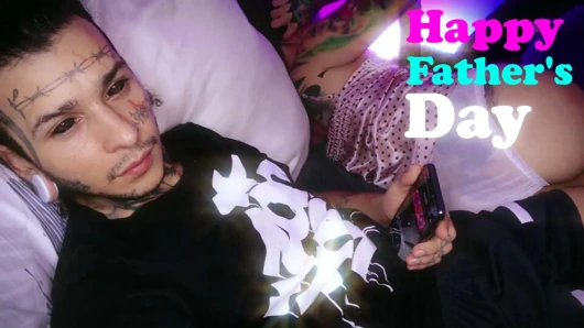 Sikim üvey kızımın yanında sertleşiyor ve götünü parmaklamaya başlıyorum