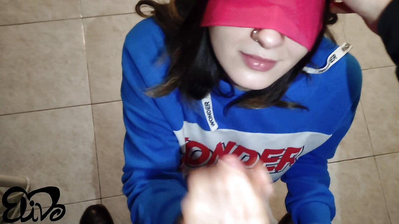Topuklu kız diline boşalıyor ve yutuyor