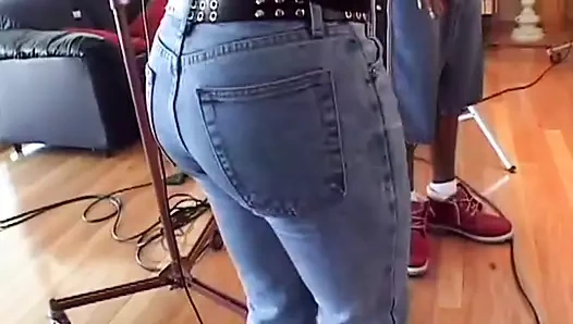 Seksi abanoz ile güzel memeler derin boğazlar ve oturma odasında uzun siyah çük alır