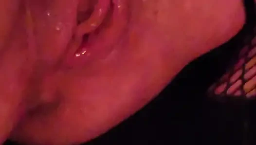 Musclemommy o kadar azgın ki sikişmeyi ve kendini fışkırtmayı bırakamıyor