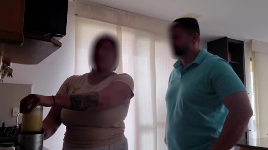 Büyük doğal göğüslü hizmetçi patronunun onlarla oynamasına izin veriyor