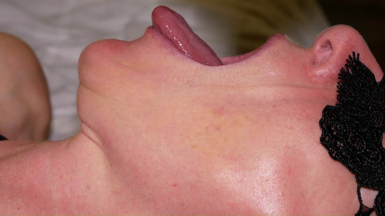 Yumruk sokma fantezisi döl yutma sperm yutuyor