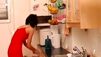 Milf becerdin sert anal içinde the mutfak