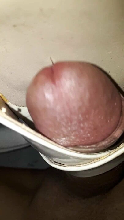 Beyaz ayakkabı içinde cumm