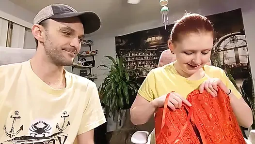 İstek Listesi Hediyeleri 9 - Kırmızı Korse Ve Siyah Vinil Elbise Kutu açılıyor Ve Mastürbasyon