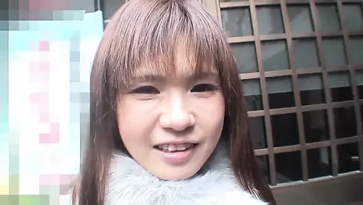 Japon tıraşlı orta yaşlı seksi kadın amcığının içine boşalıyor