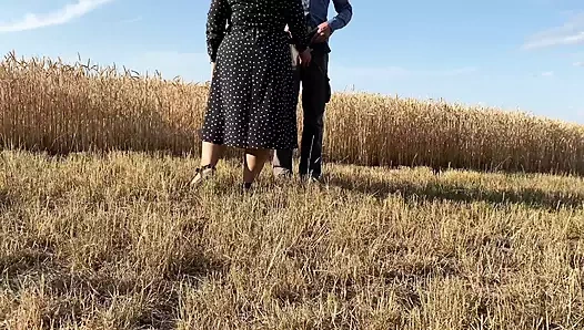 Kayınvalide tarlada yarağını sağdıktan sonra damadının yarağını emiyor