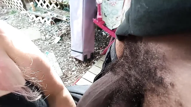 Komşular dinlerken boğazını dışarıda eğitiyor