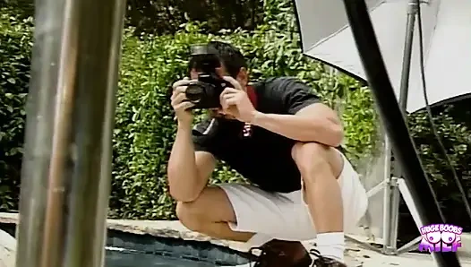 Büyük doğal memeli esmer kadın fotoğraf çekiminin ardından sert sikişiyor