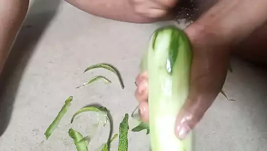 Amcığımda büyük bir salatalık. Salatalık ile sikişiyor.