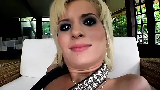 Carmen, Nick ve Frank'in hissetmeyi seven bir sarışın